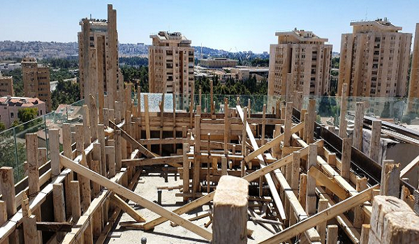 בניית בריכת שחייה על גג בניין בירושלים