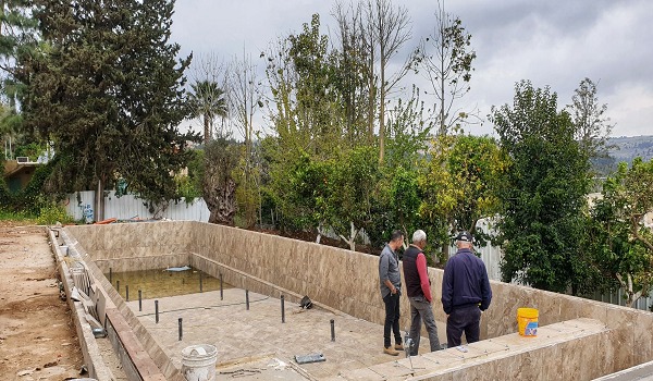 בריכת קצה נעלם עם חיפוי אבן בבית זית