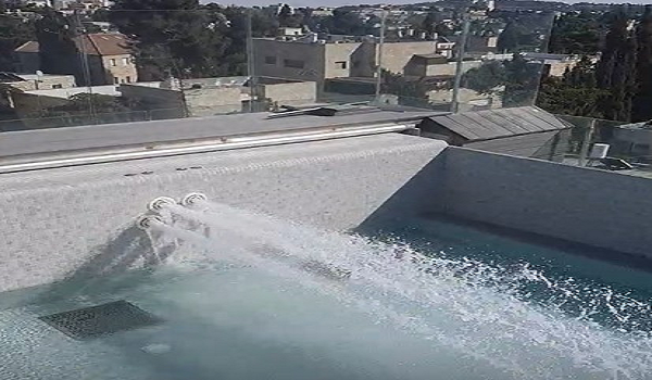וידיאו: מערכת שחייה נגד בבריכת גג
