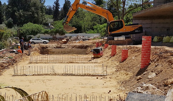 עבודות הביסוס בעיצומן - בניית בריכת שחייה בבית זית