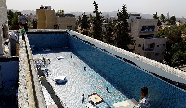 מתקדמים בחיפוי פסיפס - בריכת שחייה מעוצבת על גג בירושלים